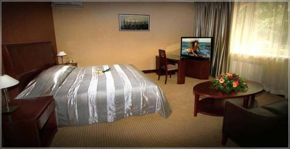 Voyage Hotel Almaty Bagian luar foto