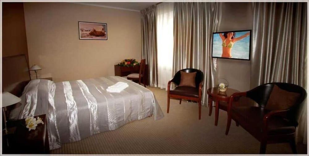 Voyage Hotel Almaty Bagian luar foto