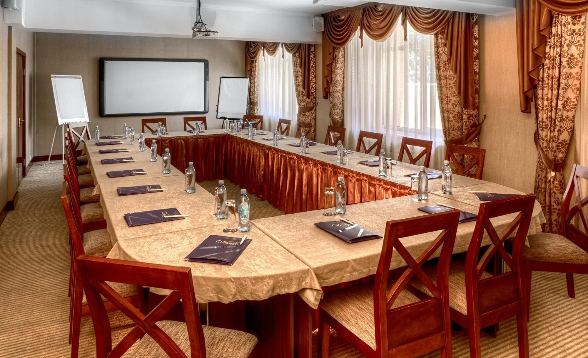 Voyage Hotel Almaty Bagian luar foto